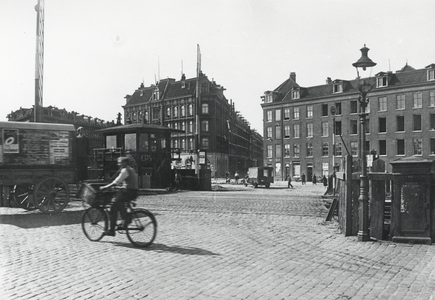 857332 Gezicht op de spoorwegovergang en de overwegpost CPS aan de Czaar Peterstraat te Amsterdam. Een gedeelte van het ...